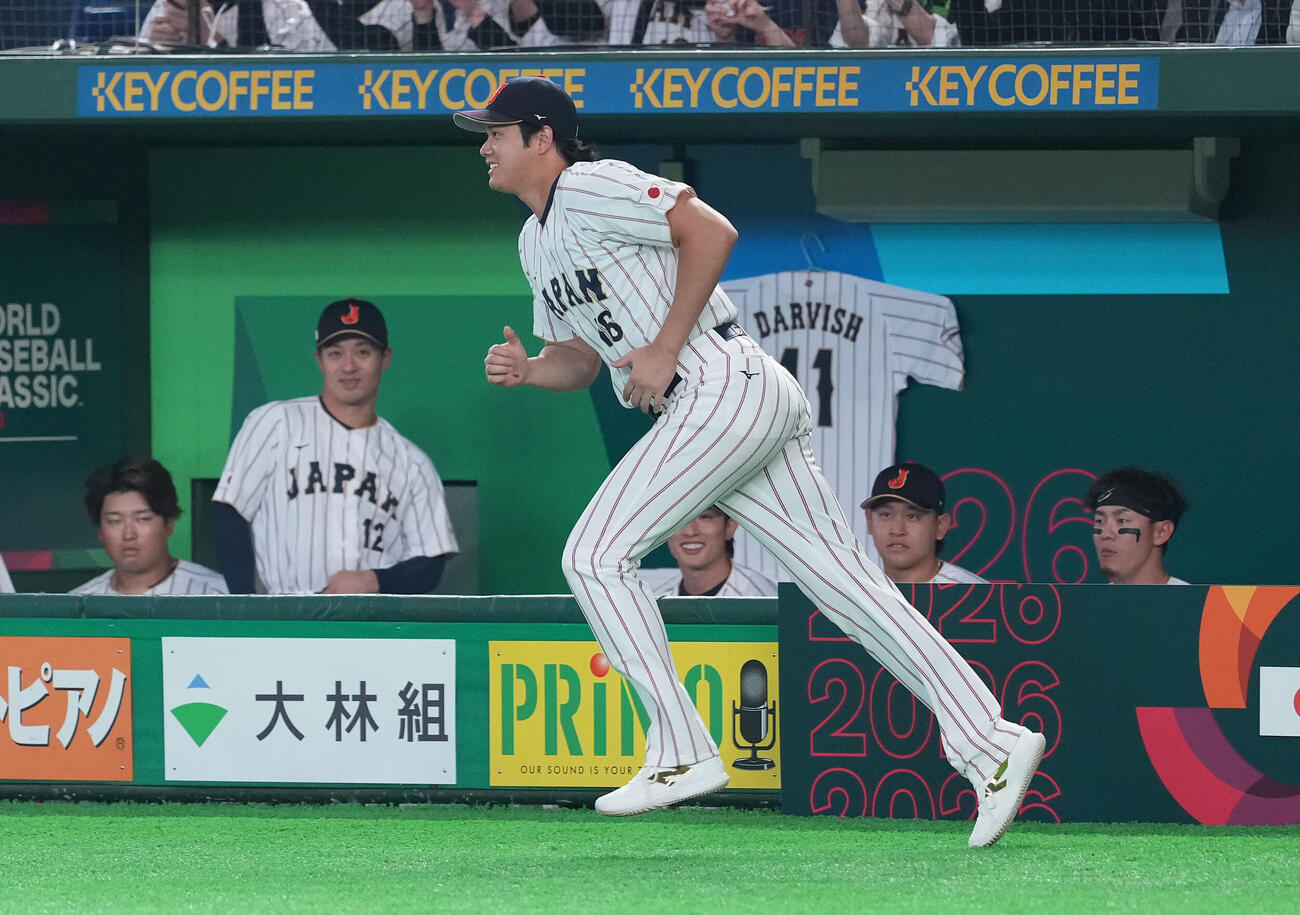 日本対チェコ　試合前セレモニーに向かう大谷（撮影・鈴木みどり）
