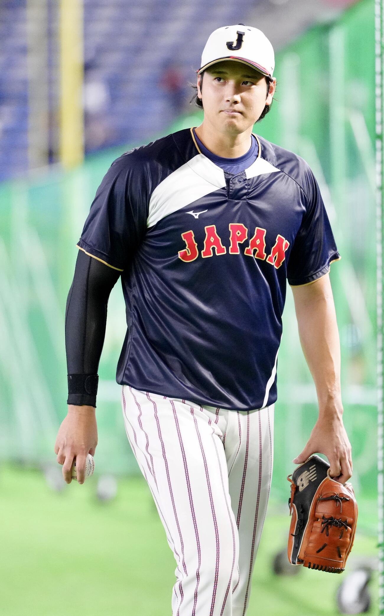 日本対チェコ　試合前練習でキャッチボールを終えた大谷（撮影・江口和貴）