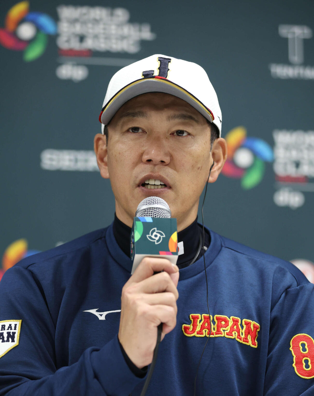 日本対チェコ　試合前の会見に臨む日本の井端監督（読売新聞社提供）