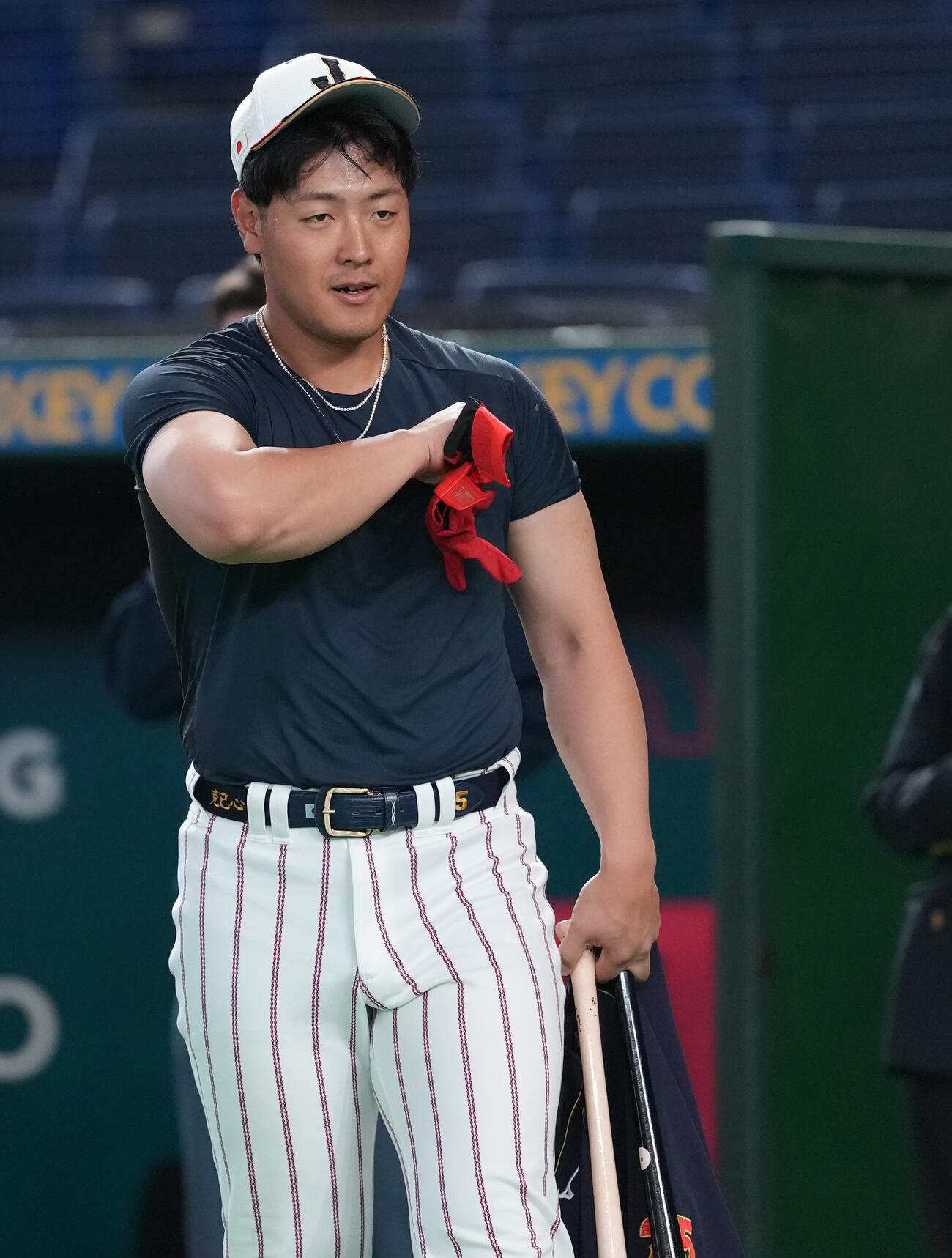 日本対チェコ　試合前練習に臨む岡本（撮影・鈴木みどり）