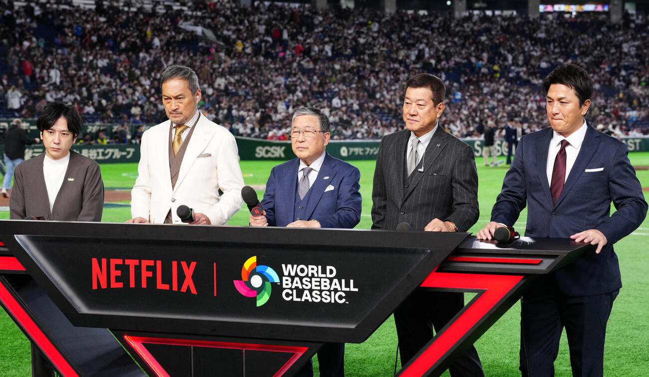 日本対チェコ　試合前、Netflixの撮影に臨む、左から二宮和也、渡辺謙、徳光氏、原氏、高橋氏（撮影・江口和貴）