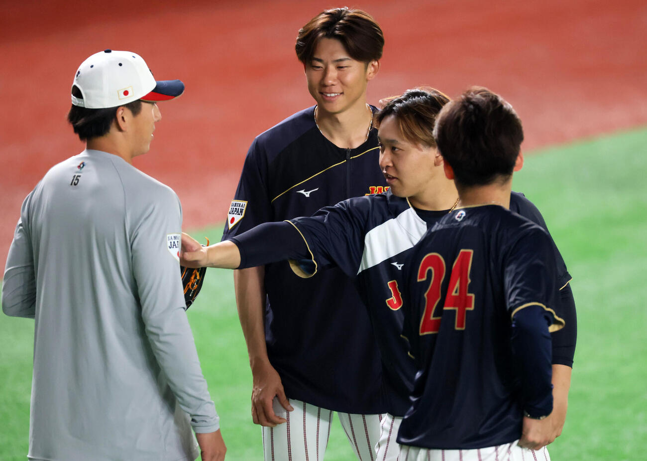 日本対チェコ　練習中、宮城が大勢（左）に手を伸ばす。中央は曽谷、右端は金丸（撮影・加藤哉）