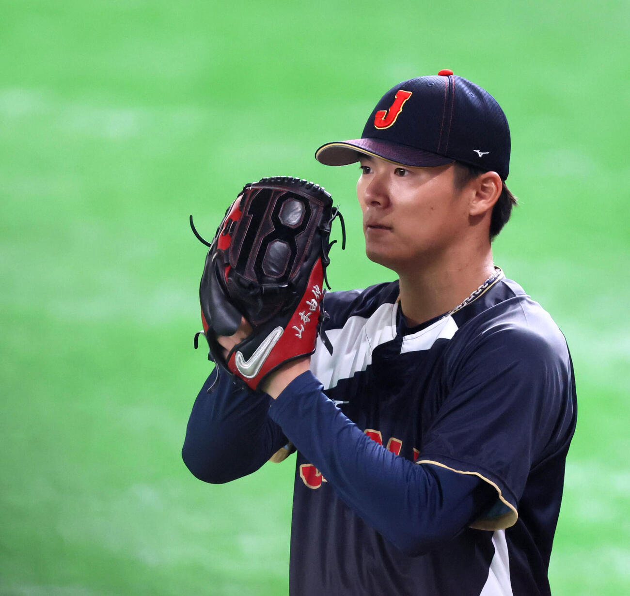 日本対チェコ　キャッチボールする侍ジャパン山本（撮影・加藤哉）