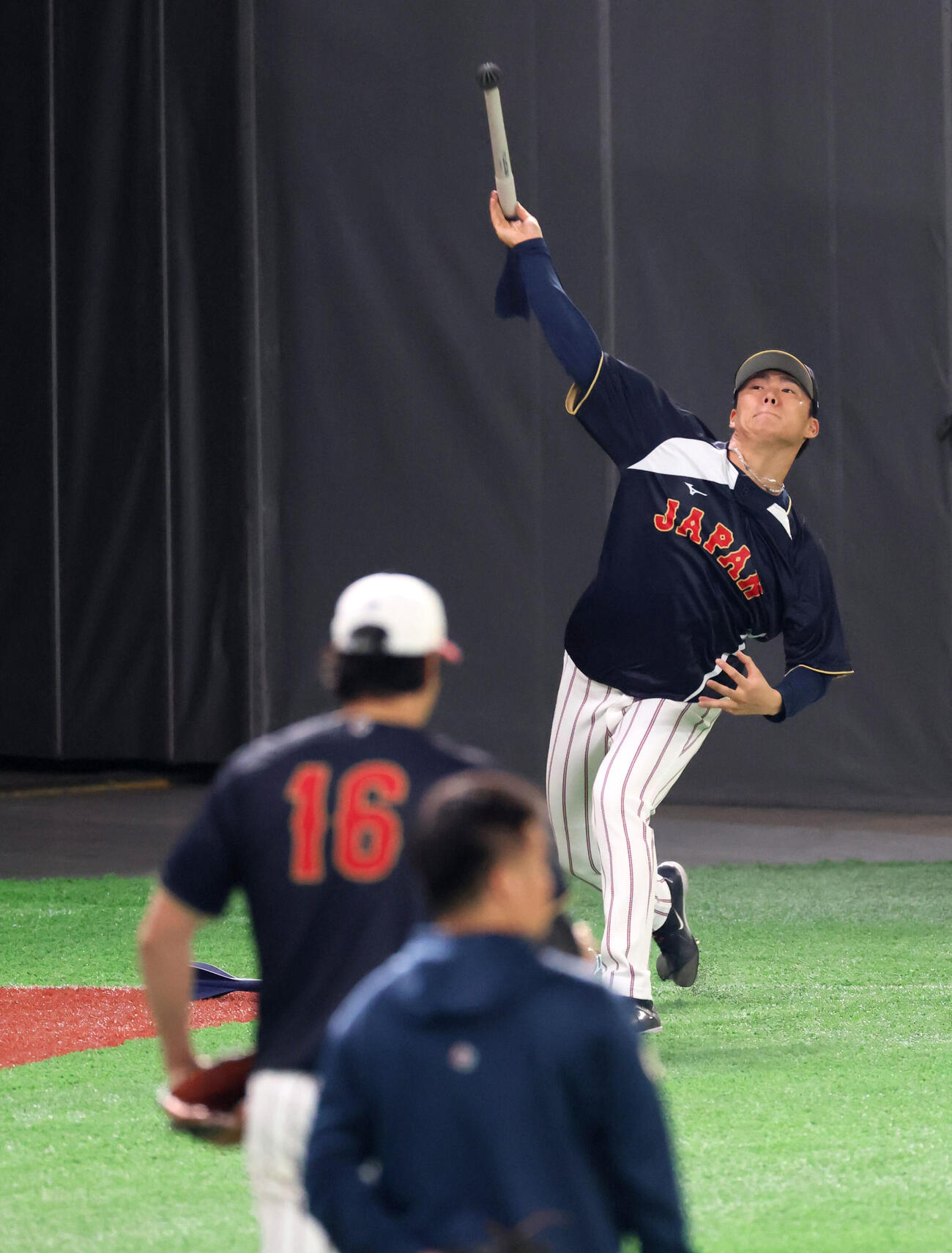日本対チェコ　外野でやり投げトレーニングする侍ジャパン山本（撮影・加藤哉）
