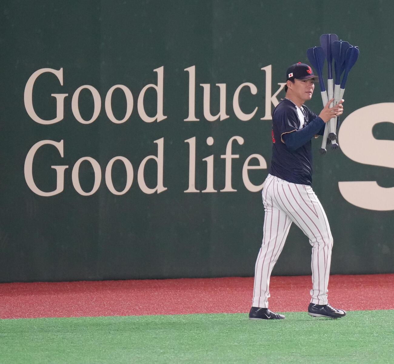 試合前、やり投げトレーニングを行う山本（撮影・足立雅史）