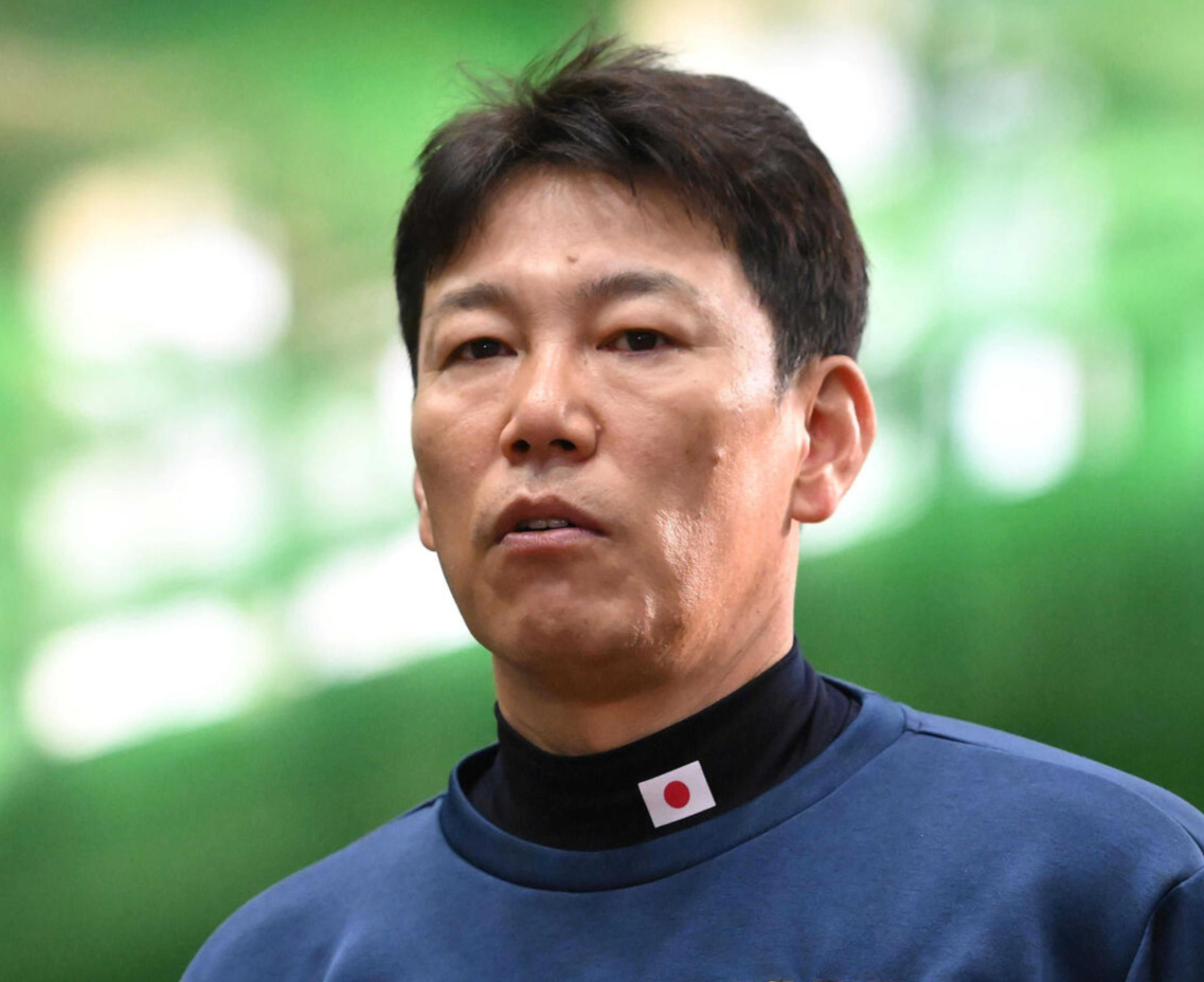 9日、チェコ戦に向けて取材に応じる日本代表井端監督（代表撮影）