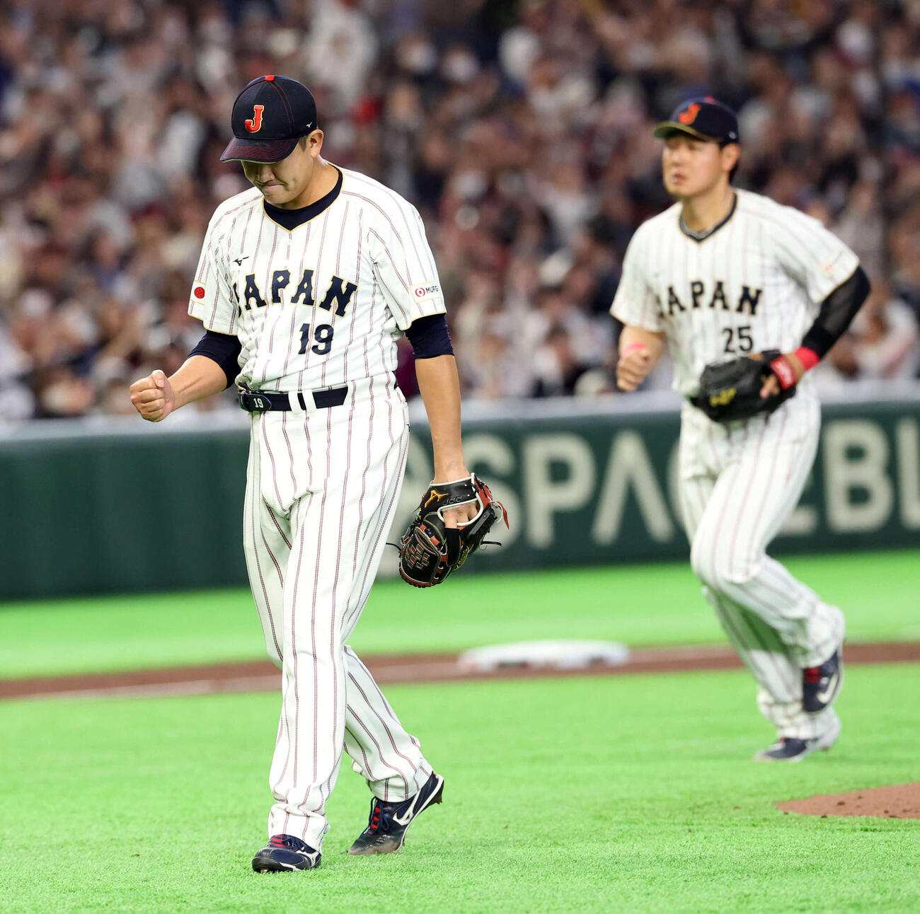 日本対オーストラリア　3回表オーストラリア1死一塁、ミードの打球を岡本（右）が好守で併殺に仕留めガッツポーズする菅野（2026年3月8日撮影）