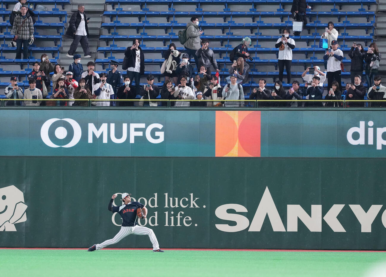 日本対チェコ　試合前練習でキャッチボールする大谷（撮影・鈴木みどり）