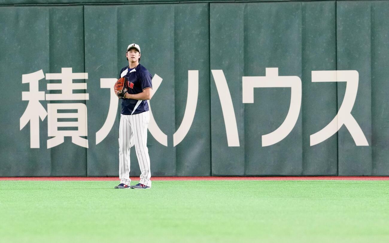 日本対チェコ　試合前練習でキャッチボールする大谷（撮影・江口和貴）