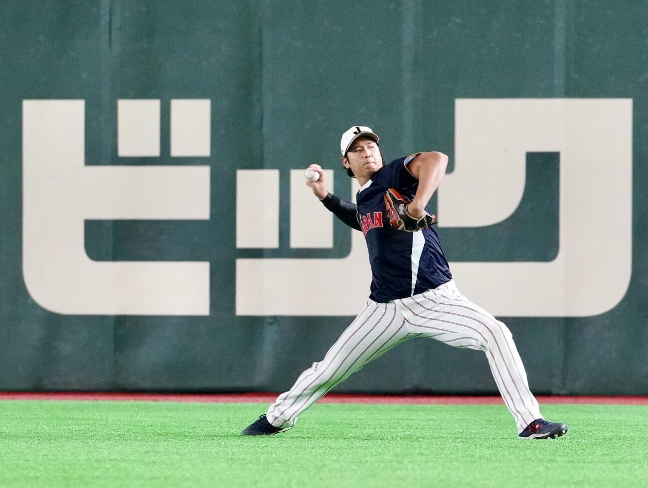 日本対チェコ　試合前練習でキャッチボールする大谷（撮影・江口和貴）