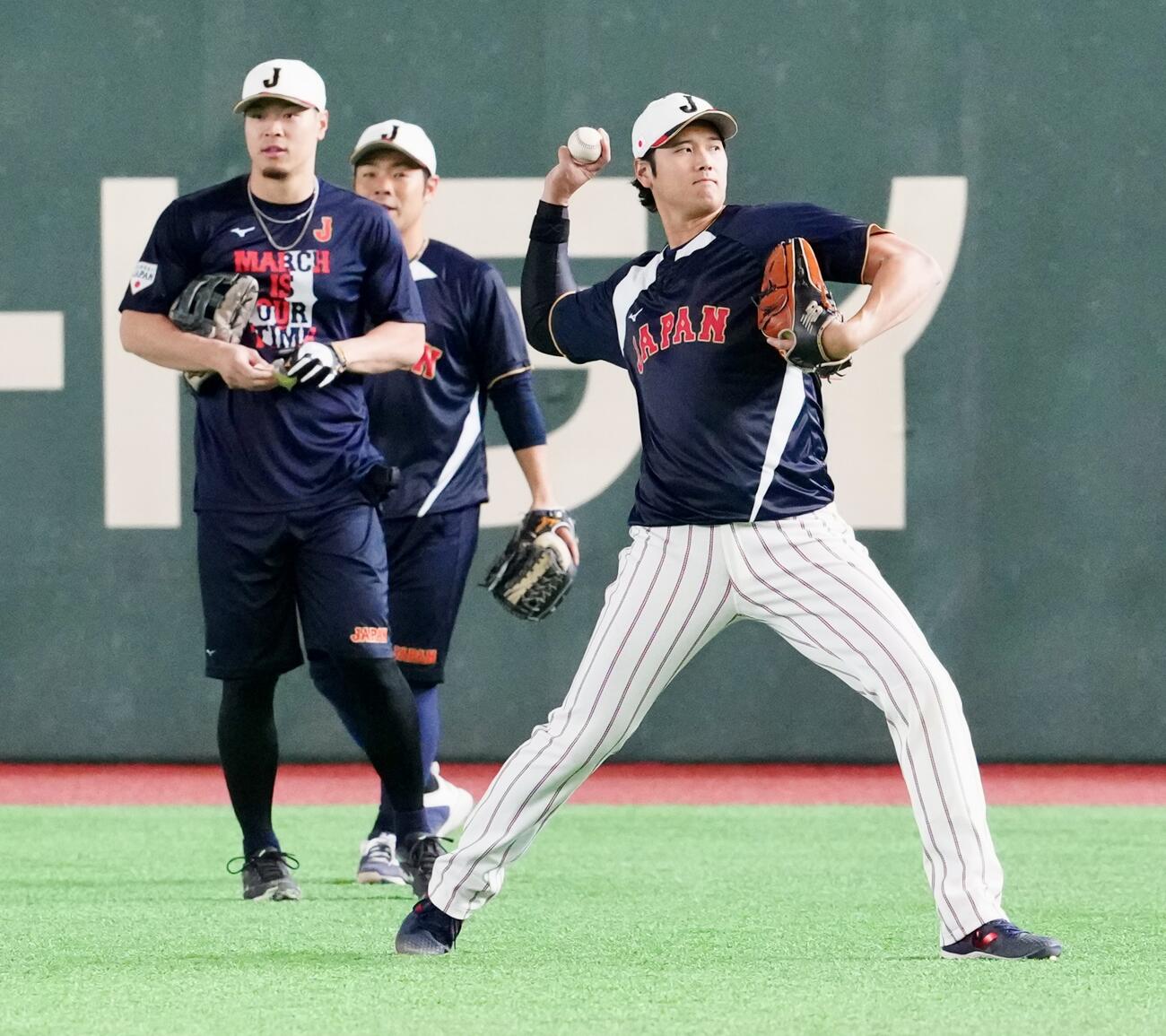 日本対チェコ　試合前練習でキャッチボールする大谷（右）（撮影・江口和貴）