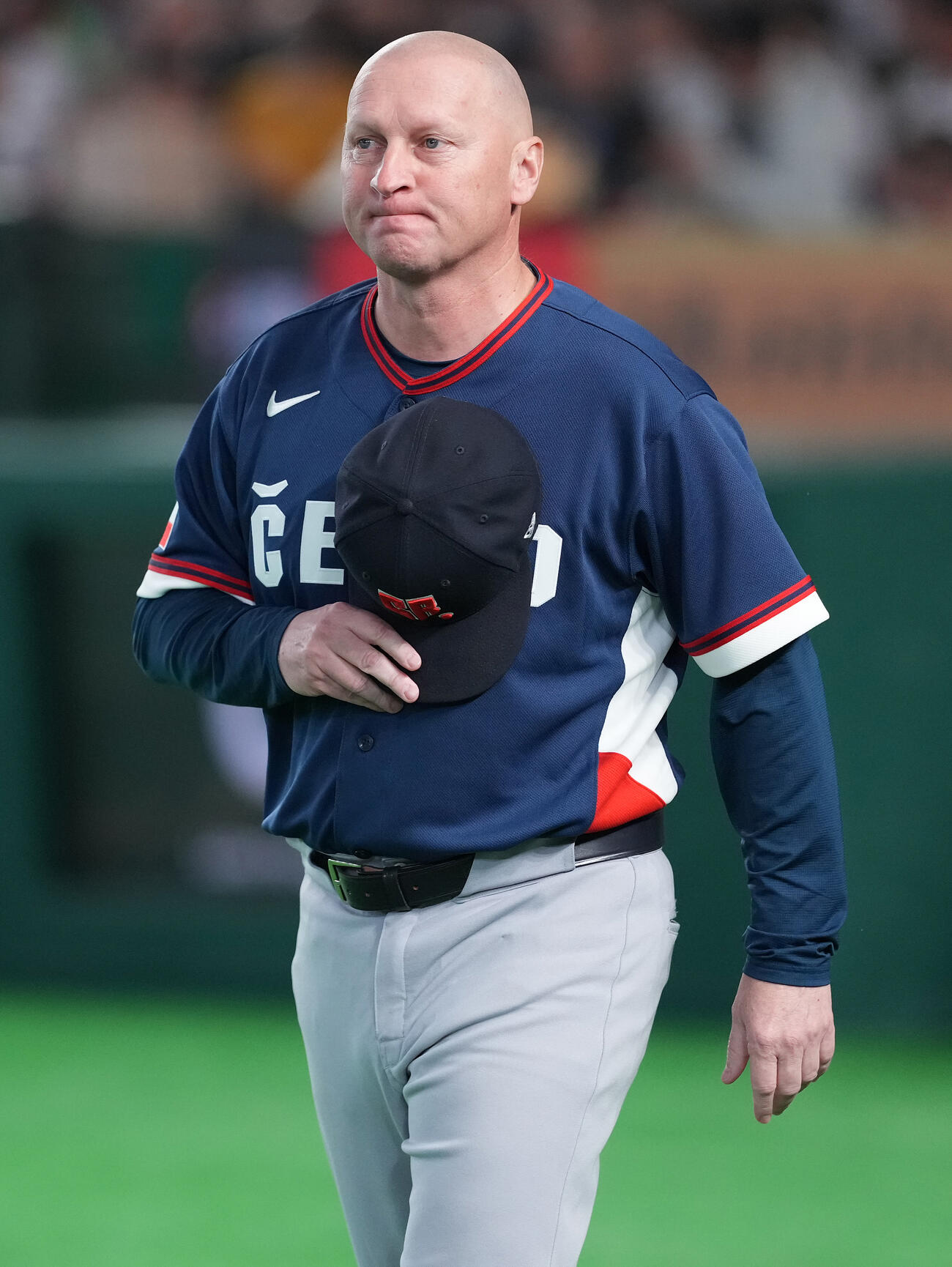 日本対チェコ　試合前セレモニーに向かうチェコのハジム監督（撮影・鈴木みどり）