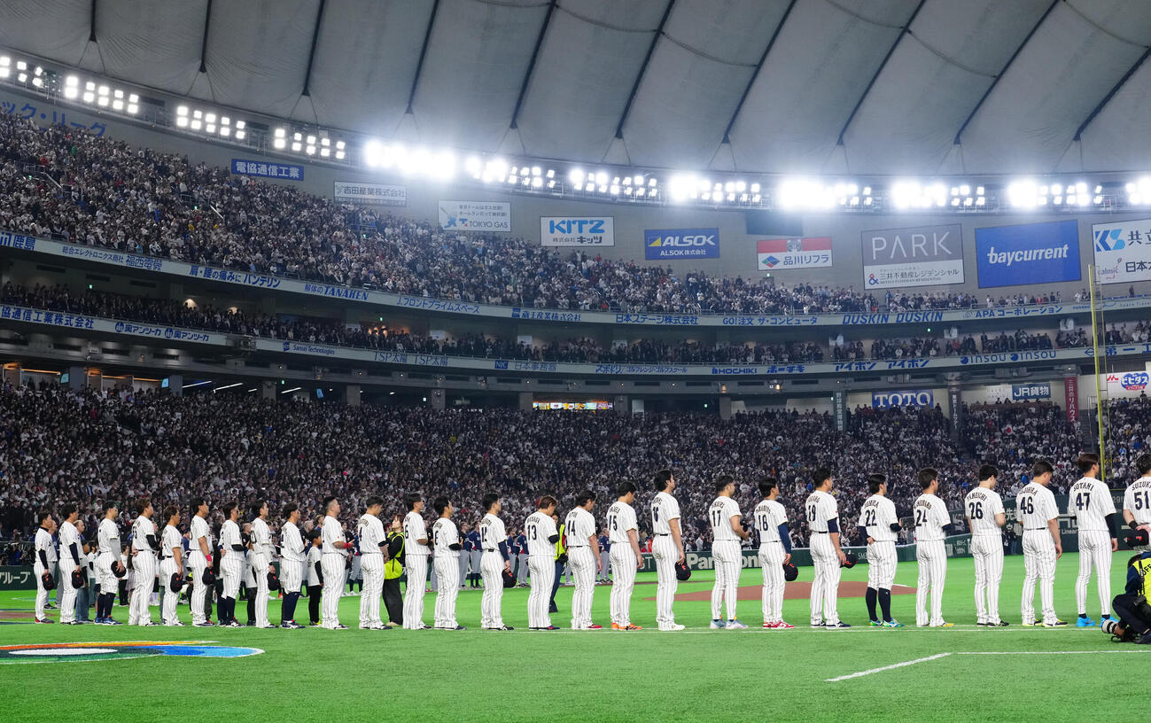 日本対チェコ　試合前、君が代斉唱する日本代表の選手たち（撮影・江口和貴）