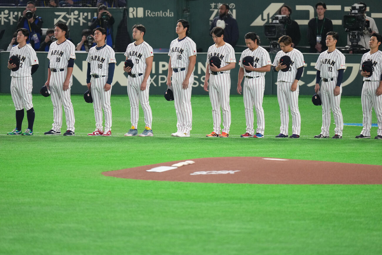 試合前、君が代斉唱に臨む大谷（左から5人目）ら（撮影・足立雅史）