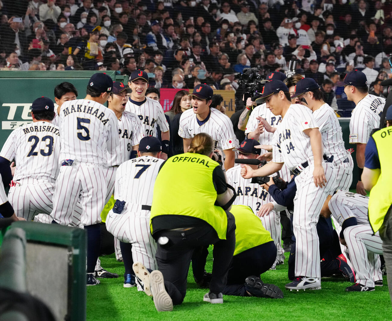 日本対チェコ　試合前、ベンチ前で円陣を組む日本代表の選手たち（撮影・江口和貴）