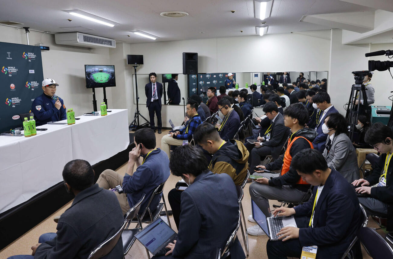 日本対チェコ　試合前の会見に臨む日本の井端監督（読売新聞社提供）