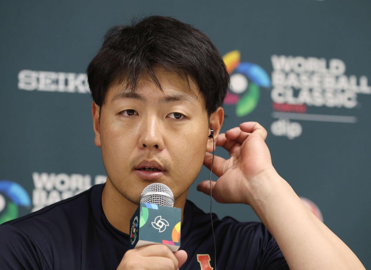 日本対チェコ　試合前の会見に臨む日本の岡本（読売新聞社提供）