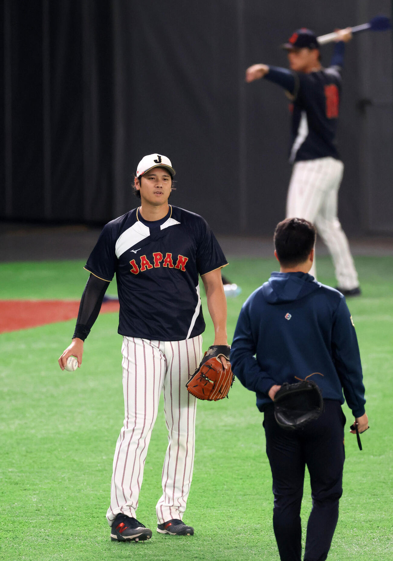 日本対チェコ　外野でキャッチボールする侍ジャパン大谷（撮影・加藤哉）