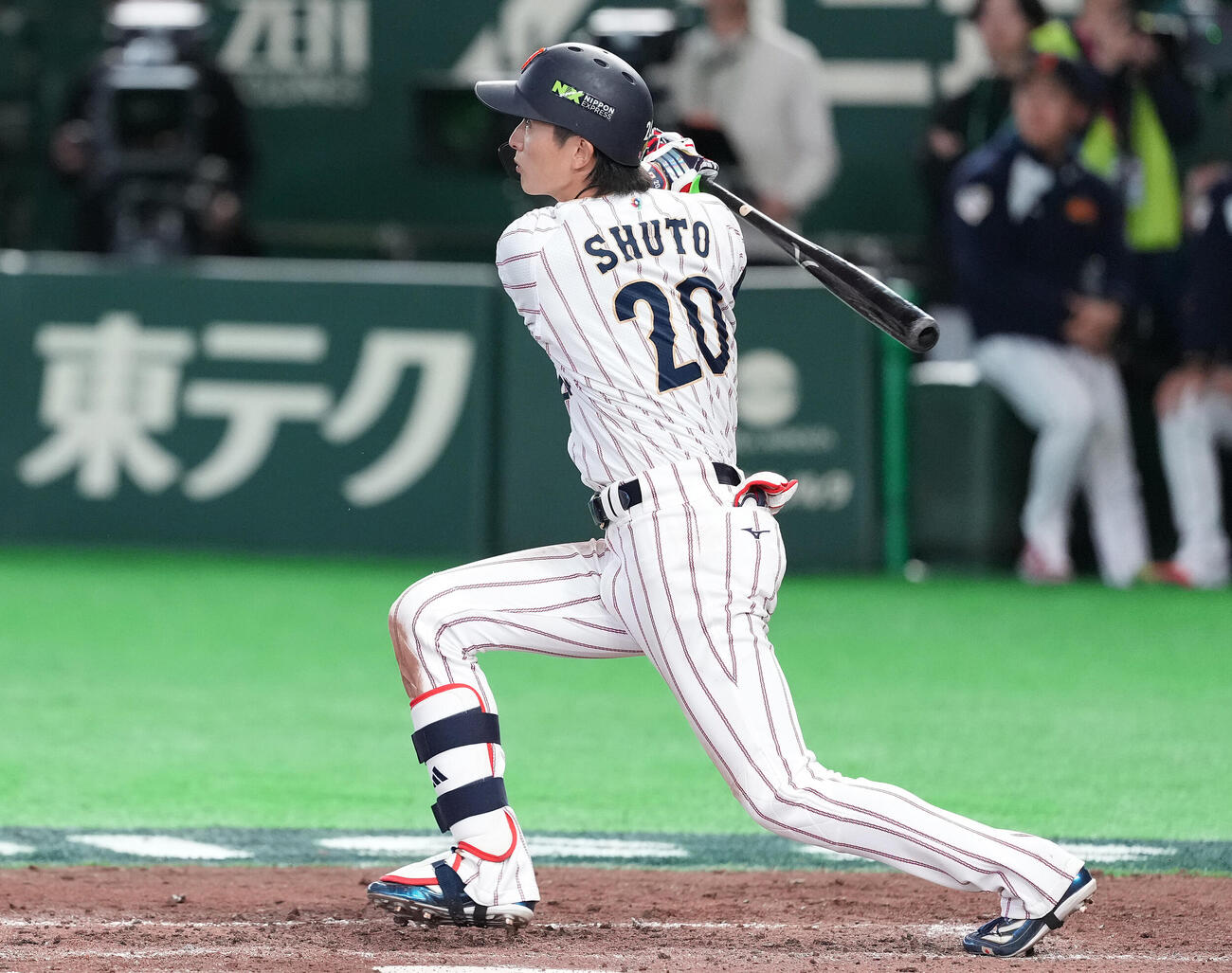 日本対チェコ　8回裏日本2死一、二塁、3点本塁打を放つ周東（撮影・鈴木みどり）