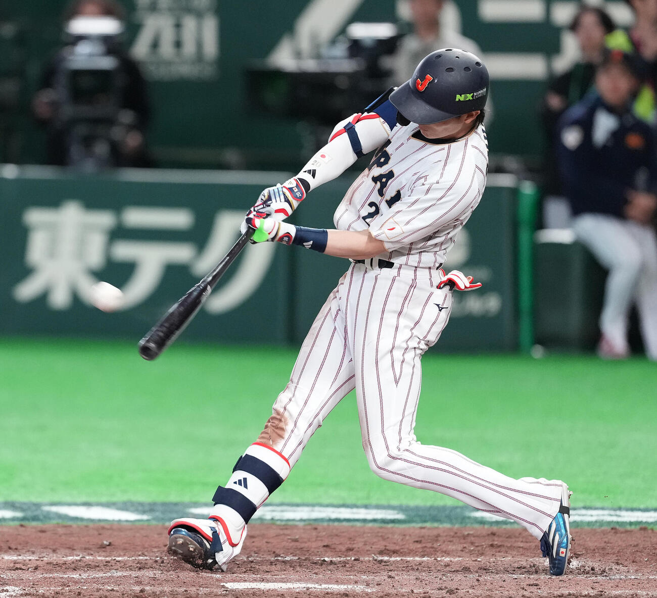 日本対チェコ　8回裏日本2死一、二塁、3点本塁打を放つ周東（撮影・鈴木みどり）