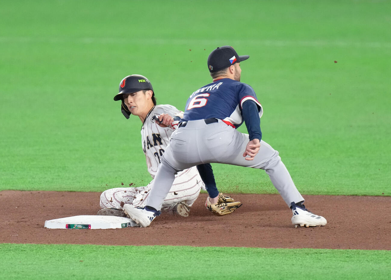日本対チェコ　7回裏日本無死一塁、周東（左）は二塁盗塁に成功する（撮影・足立雅史）