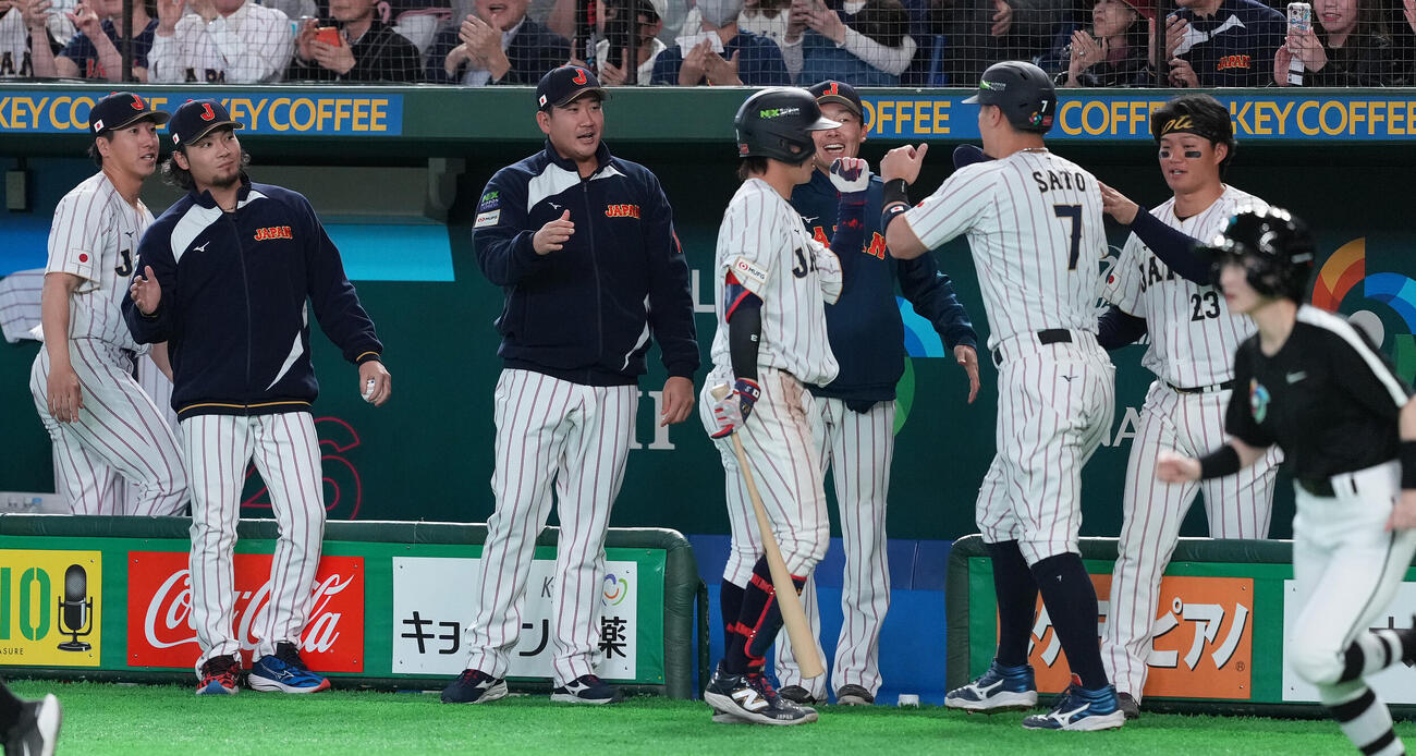 日本対チェコ　8回裏日本1死一塁、若月の右適時二塁打で生還した佐藤輝（右から2人目）を迎えるベンチ（撮影・鈴木みどり）