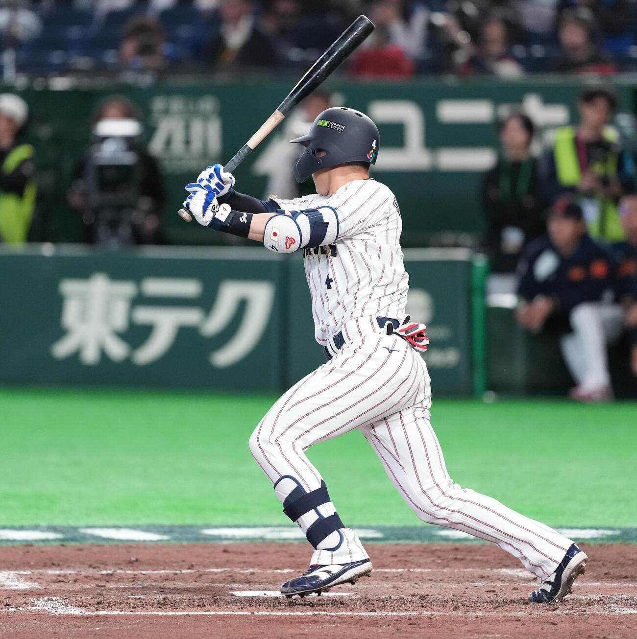 日本対チェコ　8回裏日本1死一塁、右適時二塁打を放つ若月（撮影・鈴木みどり）