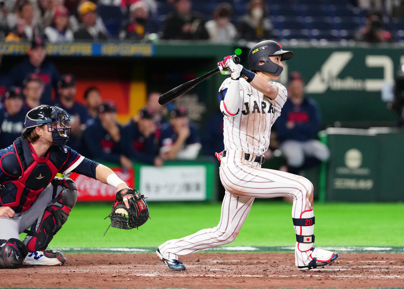 日本対チェコ　8回裏日本2死一、二塁、3点本塁打を放つ周東（撮影・江口和貴）