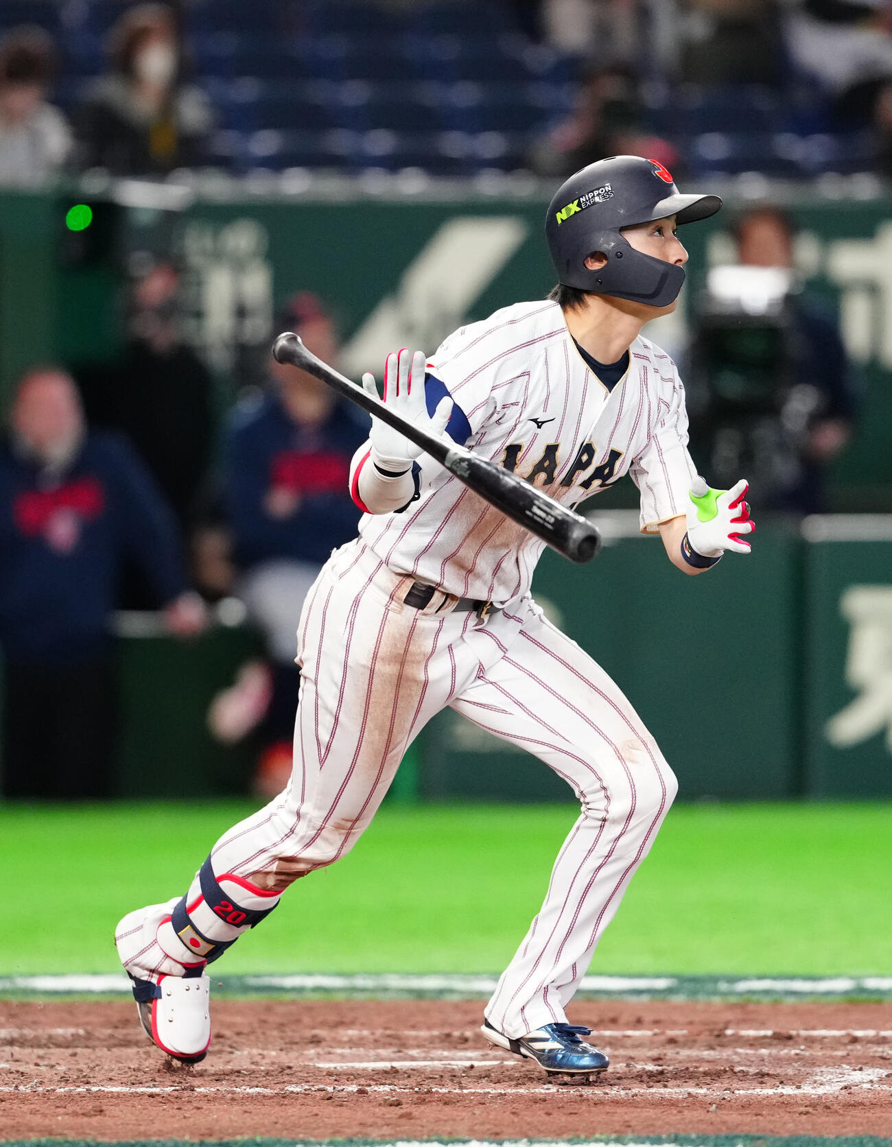 日本対チェコ　8回裏日本2死一、二塁、3点本塁打を放つ周東（撮影・江口和貴）