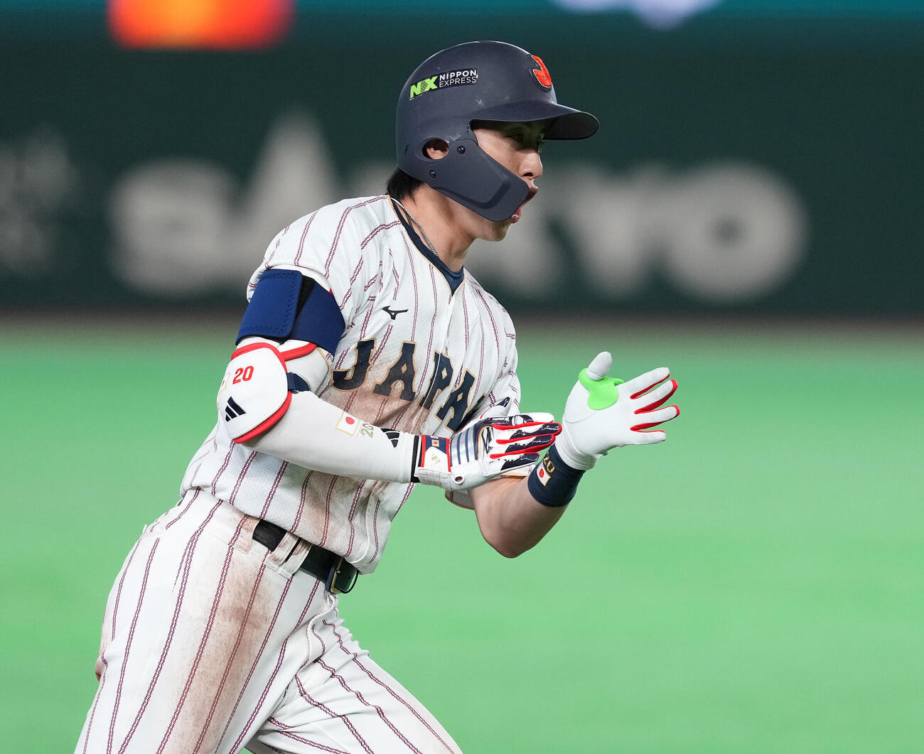 日本対チェコ　8回裏日本2死一、二塁、3点本塁打を放ち、ダイヤモンドをまわる周東（撮影・鈴木みどり）