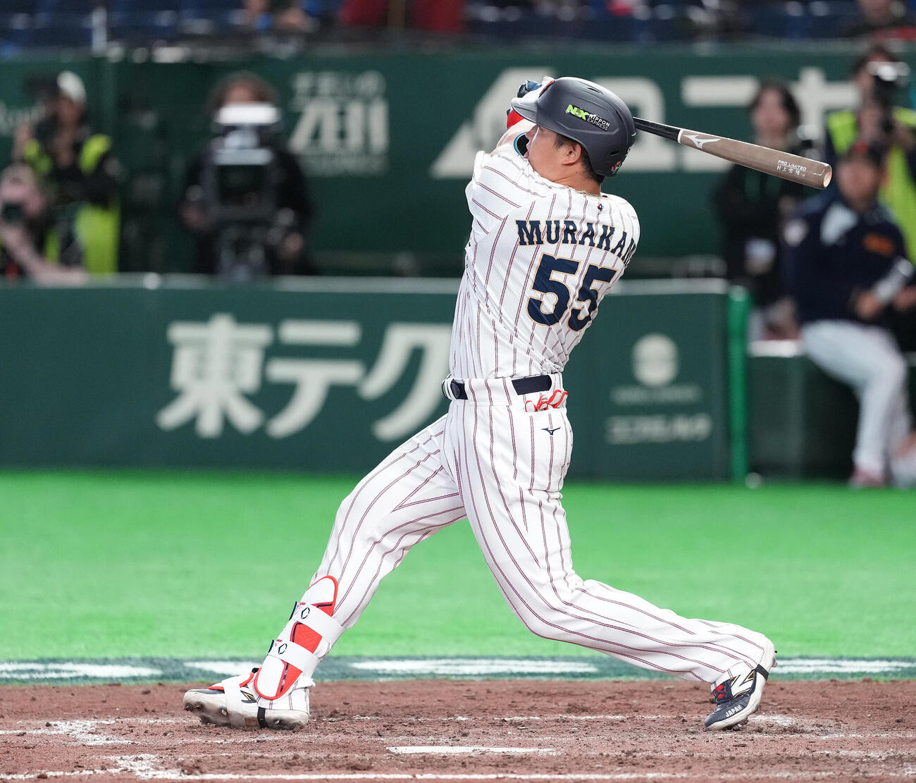 日本対チェコ　8回裏日本2死満塁、満塁本塁打を放つ村上（撮影・鈴木みどり）