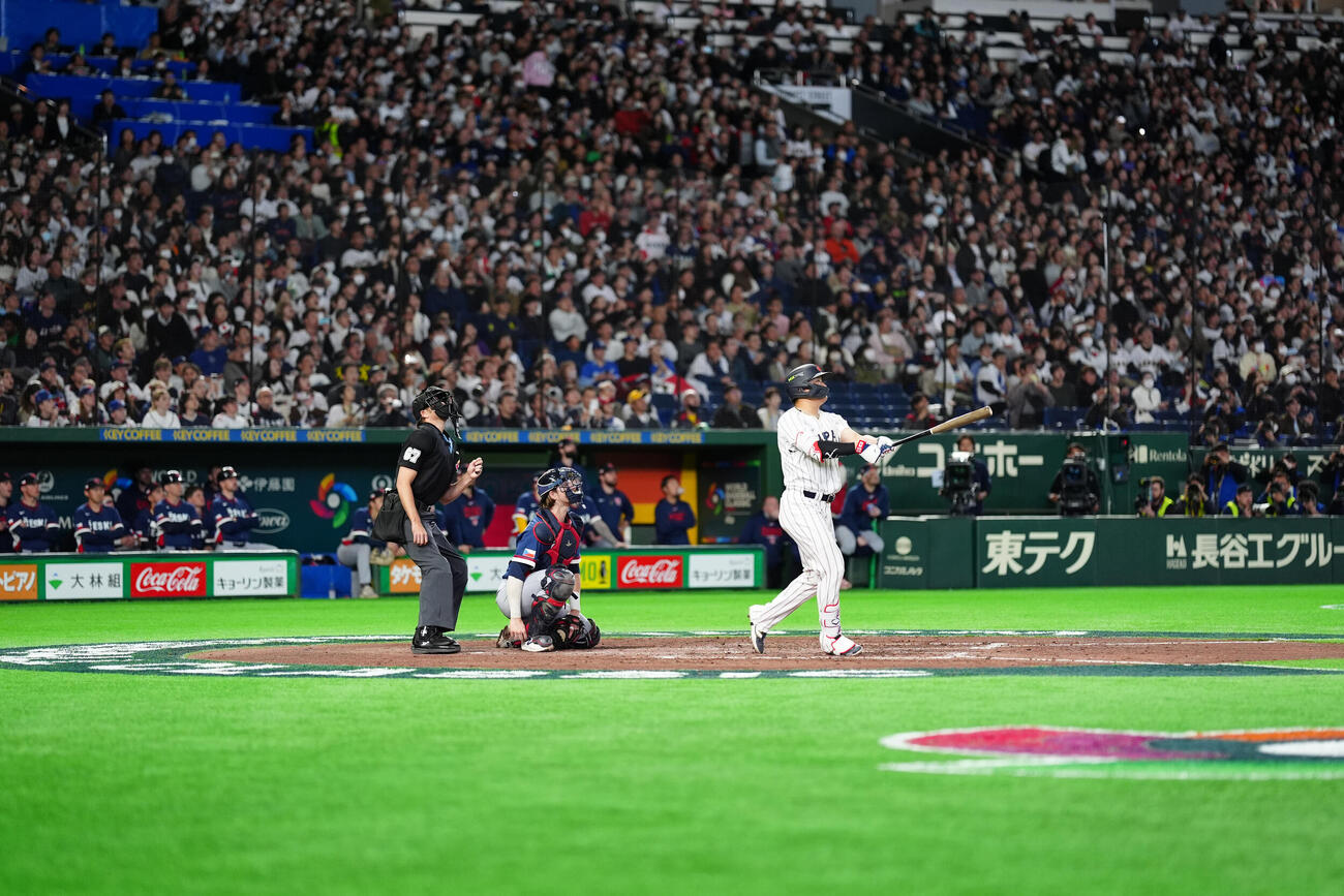 日本対チェコ　8回裏日本2死満塁、満塁本塁打を放つ村上（撮影・江口和貴）
