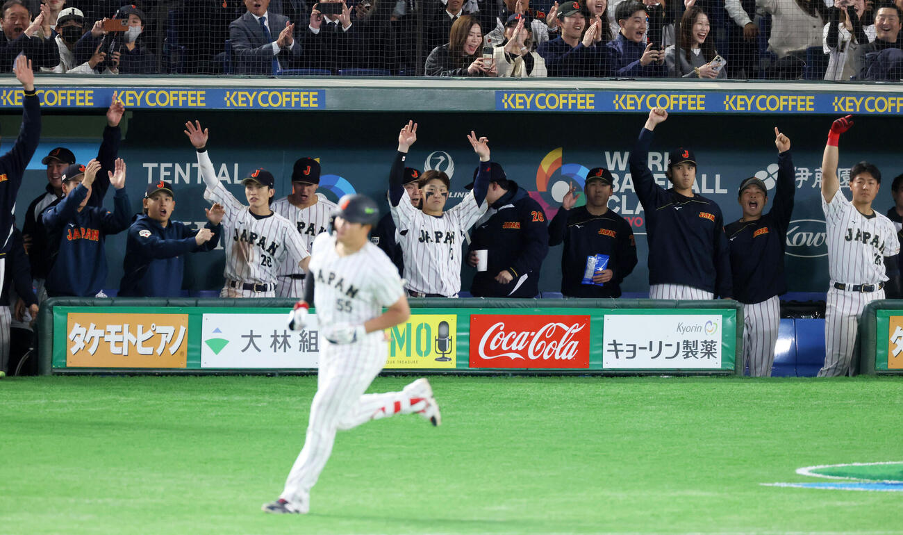 日本対チェコ　8回裏日本2死満塁塁、村上の中越え満塁本塁打をベンチから見るナイン（撮影・加藤哉）
