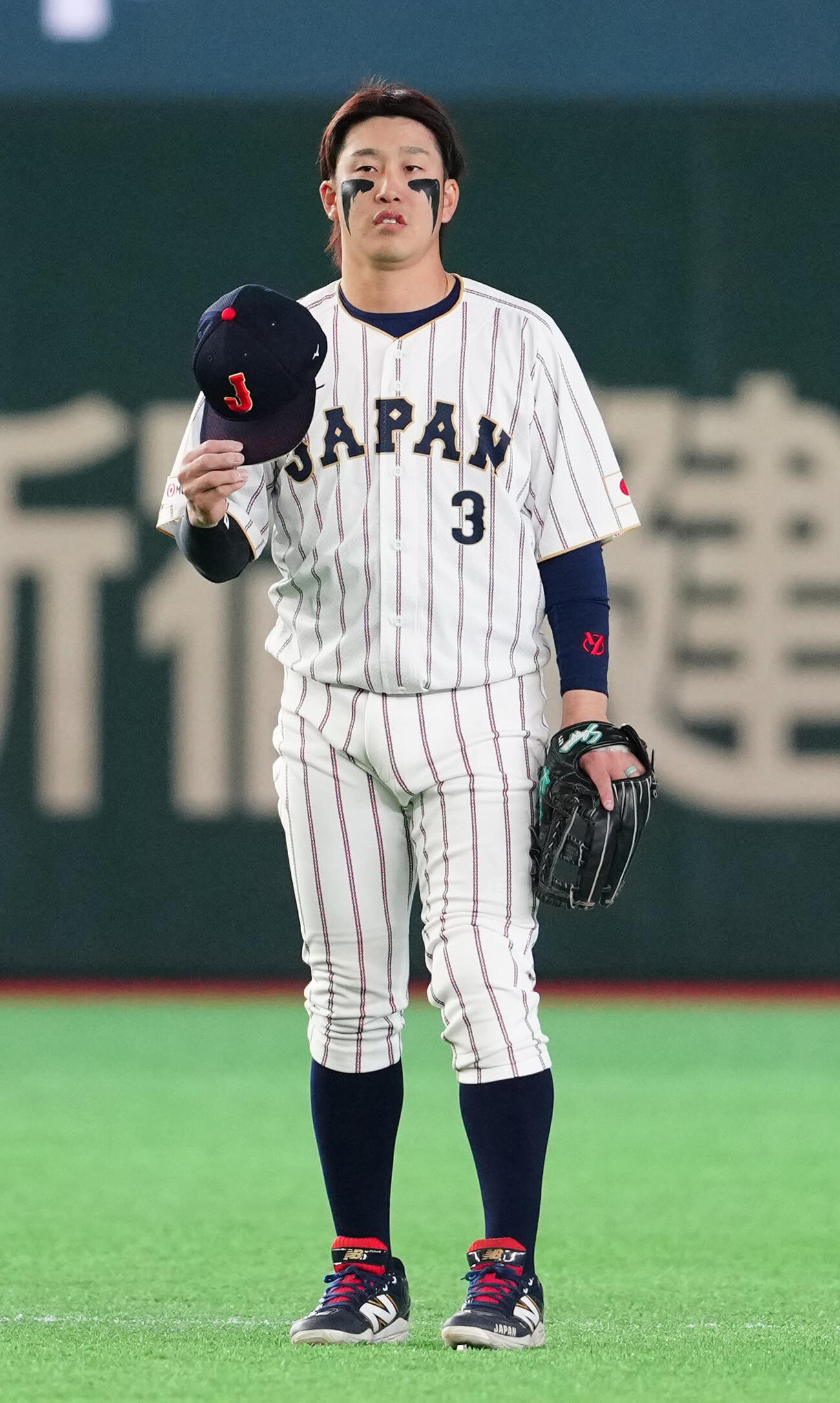 日本対チェコ　1回表開始前、遊撃の守備に就く小園（撮影・江口和貴）