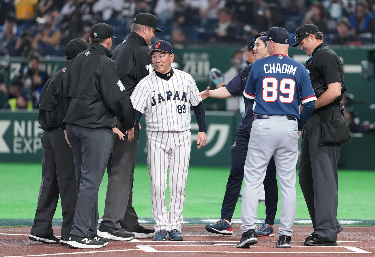 日本対チェコ　メンバー表交換に臨む井端監督（中央）（撮影・鈴木みどり）