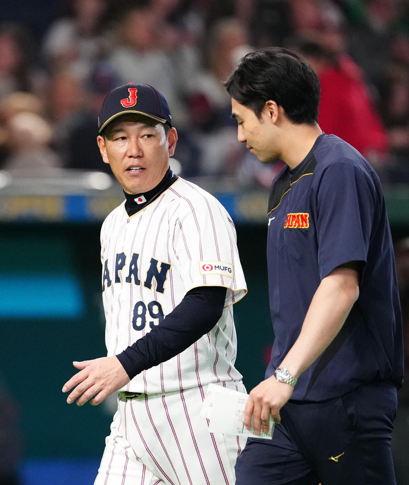 日本対チェコ　試合前、メンバー表交換を終え、ベンチに引き揚げる井端監督（左）（撮影・江口和貴）
