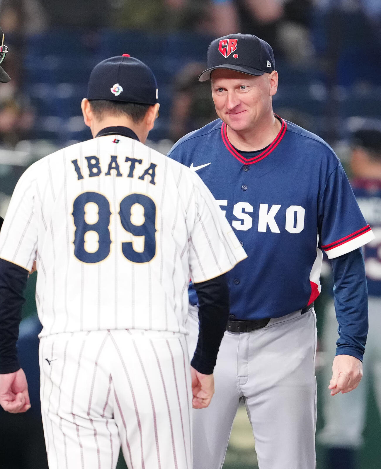 日本対チェコ　試合前、メンバー表交換を行うチェコのハジム監督（右）（撮影・江口和貴）