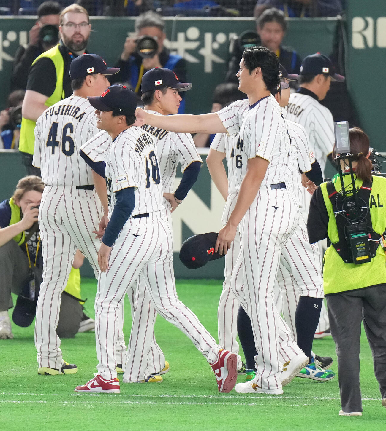 日本対チェコ　試合前、山本（左）にちょっかいを出す大谷（撮影・足立雅史）