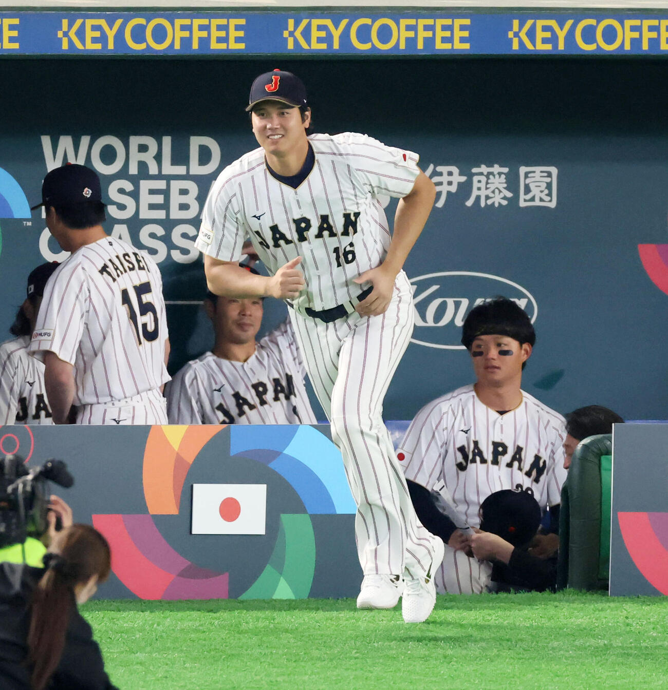 日本対チェコ　選手紹介でグラウンドへ駆け出す侍ジャパン大谷（撮影・加藤哉）