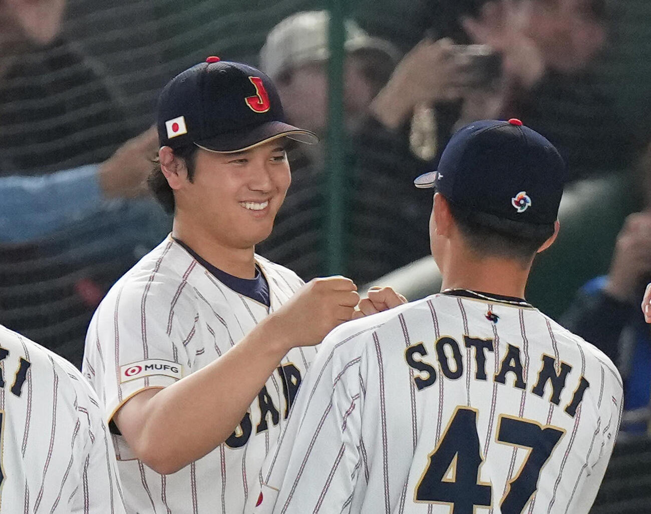 グラウンドに登場し、笑顔でタッチを交わす大谷（撮影・足立雅史）