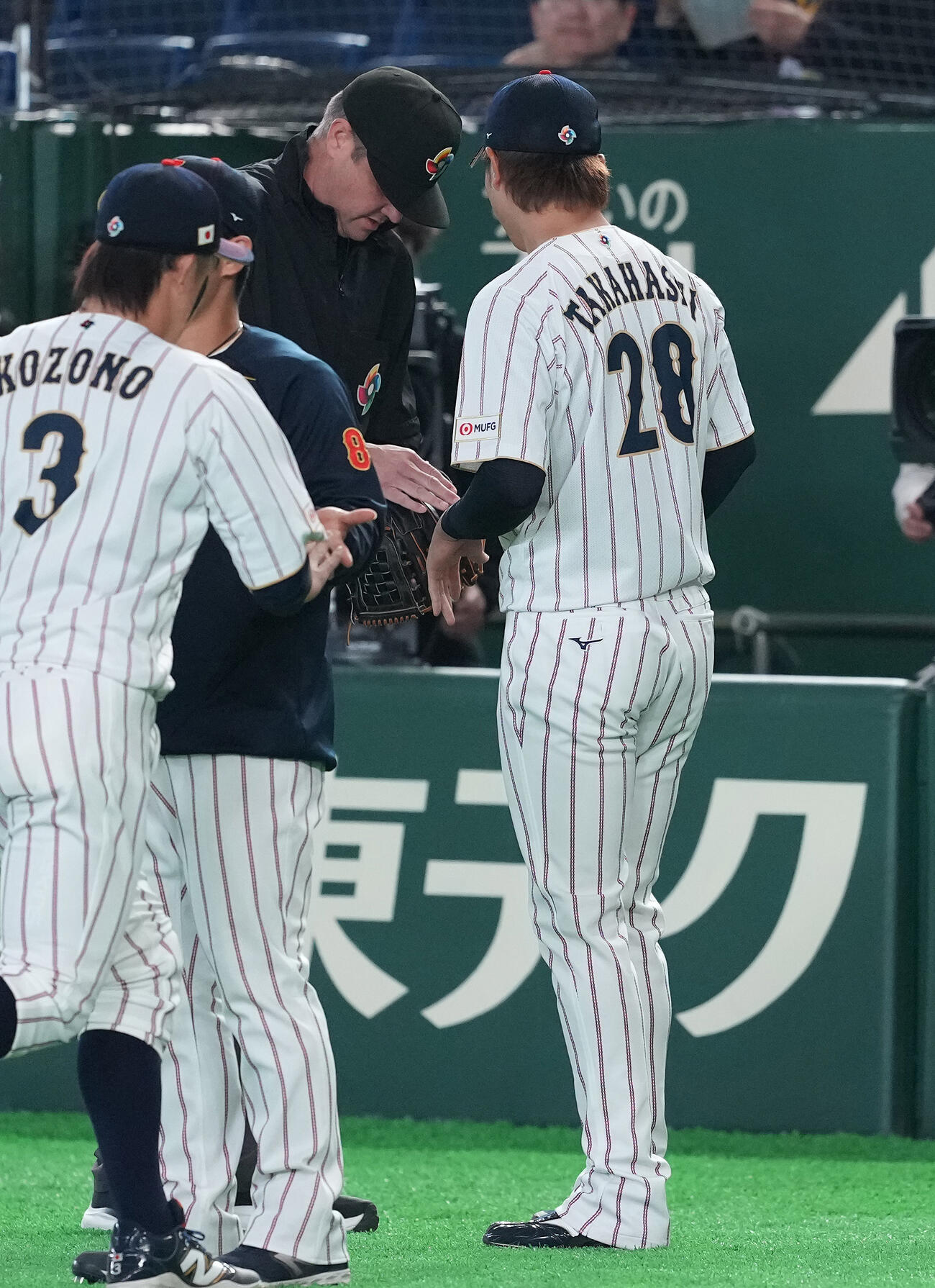 日本対チェコ　1回表を終え、粘着物検査を受ける高橋宏（撮影・鈴木みどり）