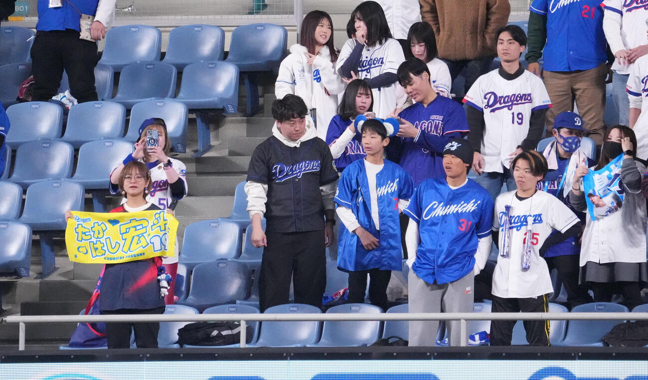 中日対ヤクルト　試合前、高橋宏の登場曲が流れへエールを送る中日ファン（撮影・森本幸一）