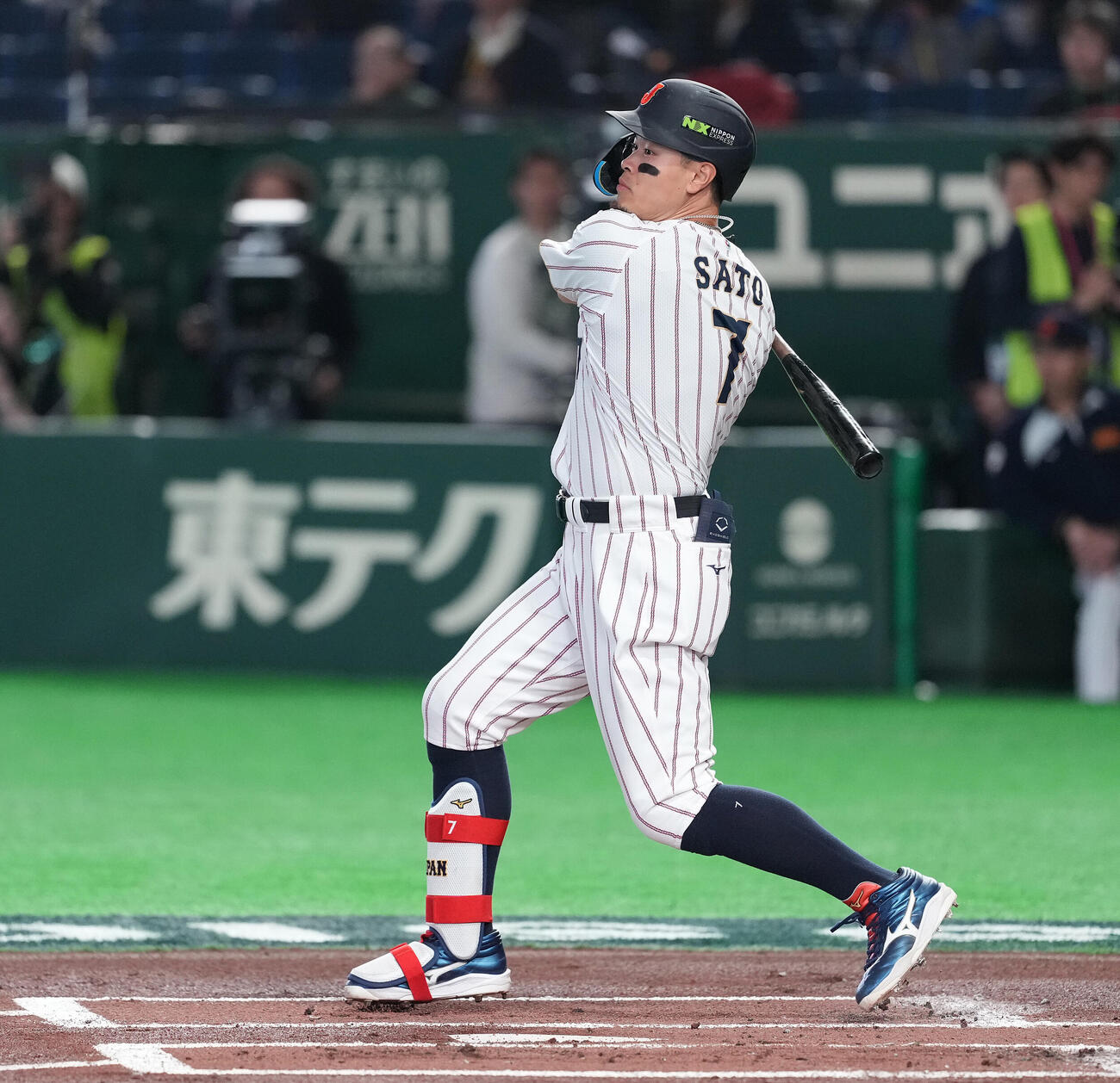 日本対チェコ　1回裏日本1死、左二塁打を放つ佐藤輝（撮影・鈴木みどり）