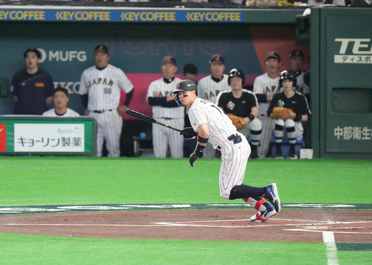 日本対チェコ　1回裏日本1死、佐藤は二塁打を放つ（撮影・足立雅史）