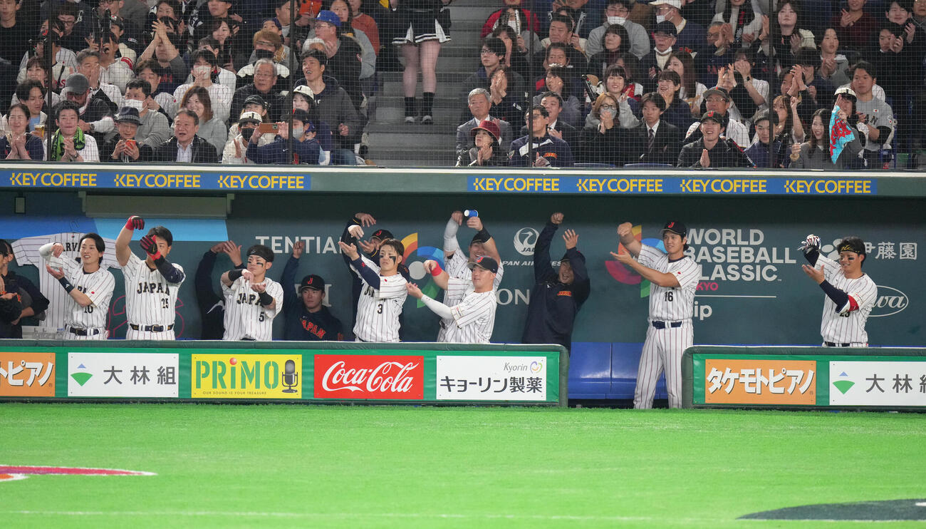 日本対チェコ　1回裏日本1死、佐藤の二塁打に「お茶たてポーズ」を見せる大谷（右から2人目）ら（撮影・足立雅史）