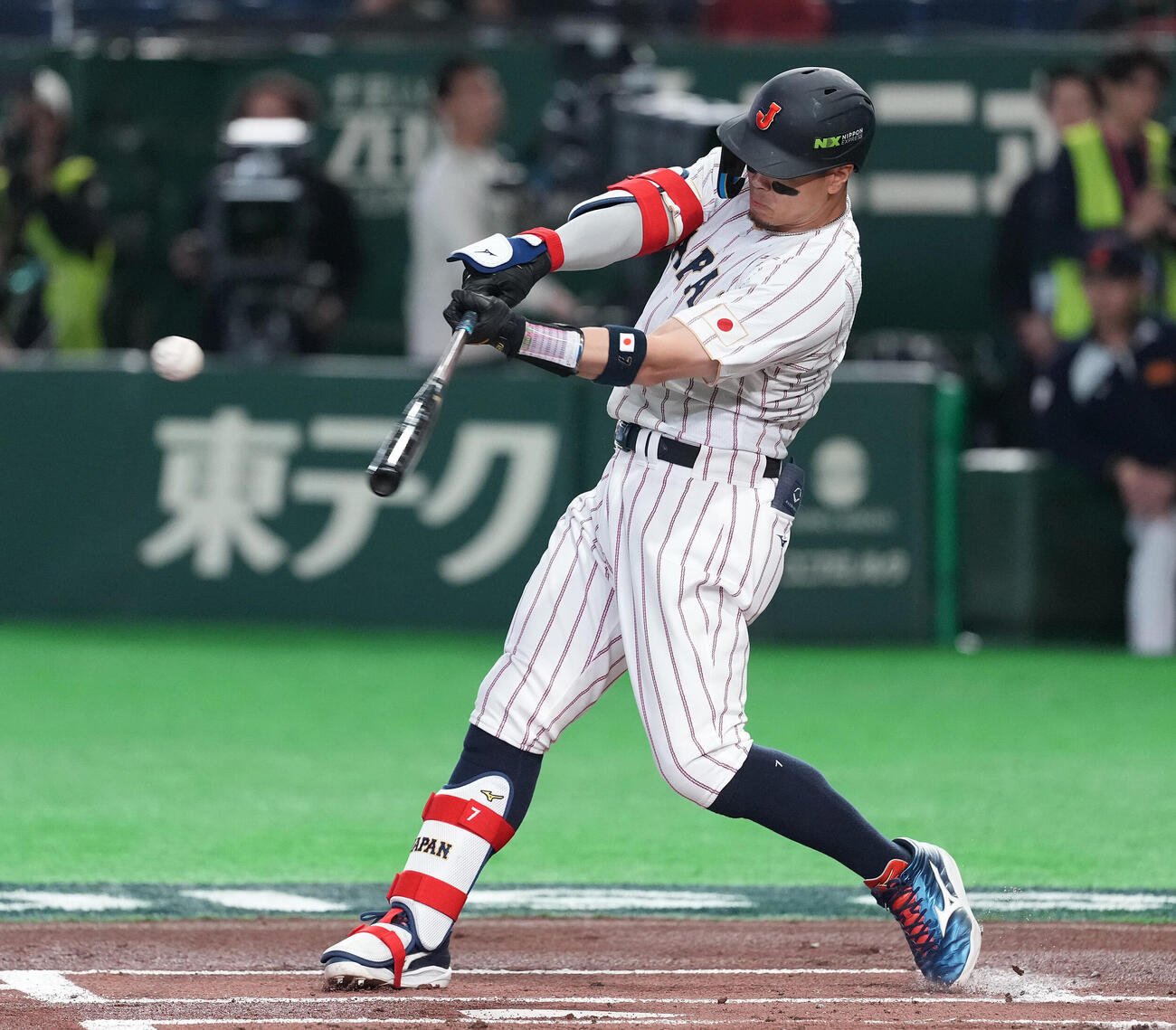 日本対チェコ　1回裏日本1死、左二塁打を放つ佐藤輝（撮影・鈴木みどり）
