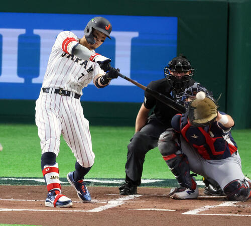 WBC】佐藤輝明が初回に左翼線へ痛烈二塁打！ 森下翔太と１、２番でスタメン起用 - WBC2026写真ニュース : 日刊スポーツ