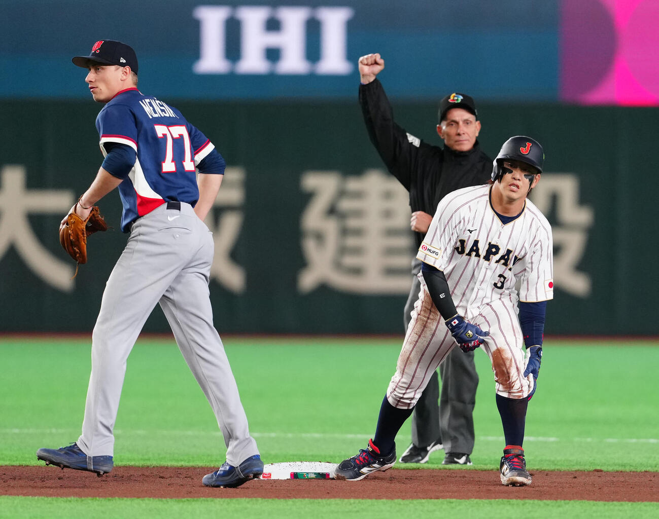 日本対チェコ　2回裏、二塁盗塁を失敗した小園（右）（撮影・江口和貴）