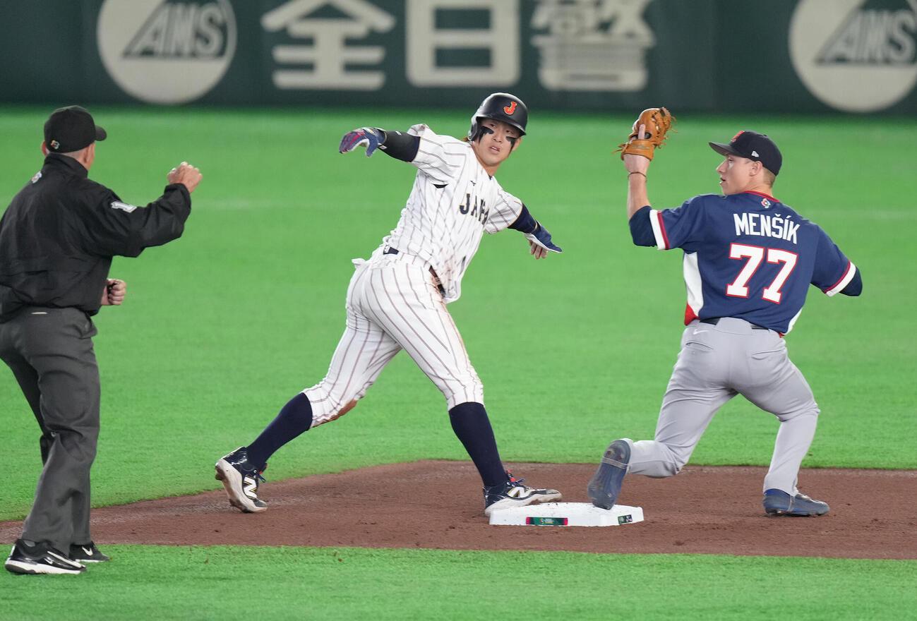 日本対チェコ　2回裏日本1死一塁、二塁盗塁に失敗する小園（左）（撮影・足立雅史）
