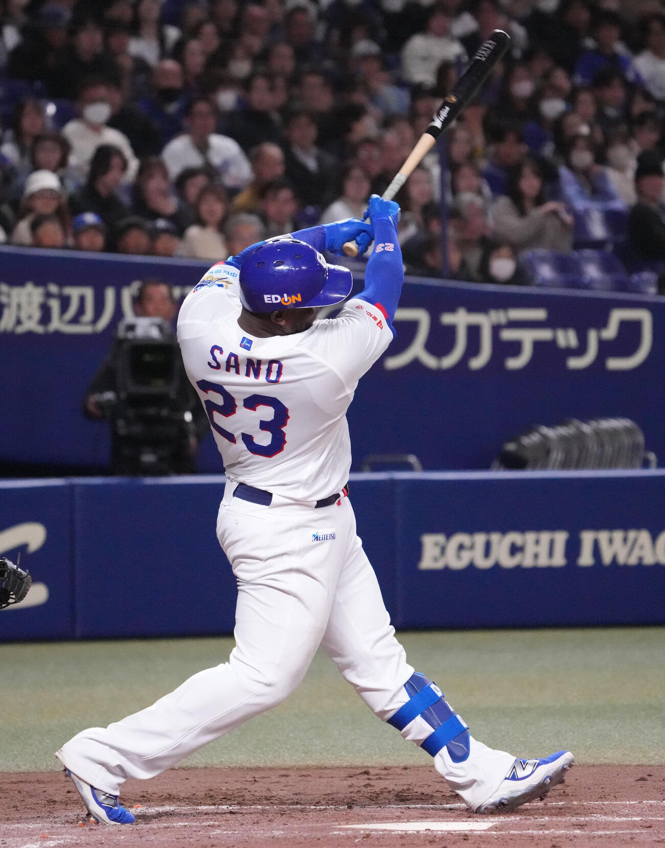 中日対ヤクルト　2回裏中日無死一塁、左越え2点本塁打を放つサノー（撮影・森本幸一）